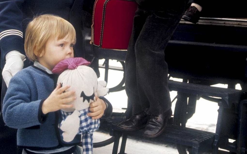 1973 - Oostenrijk. De trein bracht mensen ook naar verre oorden. Een vakantie in de Alpen of verder ging steeds meer tot de mogelijkheden horen. Ook de koninklijke familie reisde per trein naar de besneeuwde bergen van Oostenrijk. In 1973 werden de prinsj