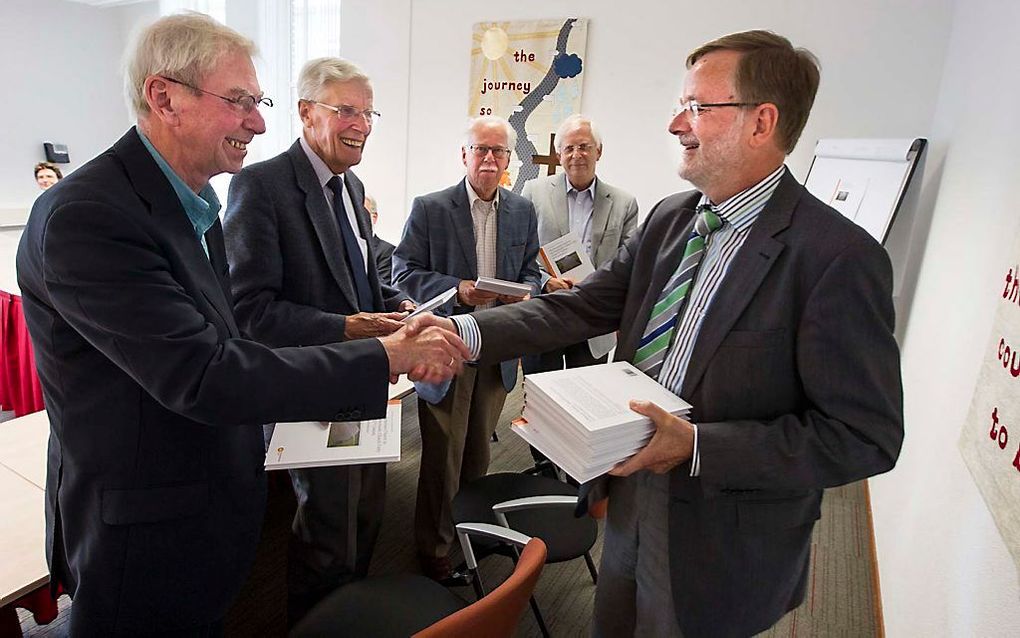 Dr. A. J. Plaisier overhandigde dinsdag in Utrecht een exemplaar van het boek ”The Protestant Church in the Netherlands: Church unity in the 21st century” aan de ”founding fathers” van de protestantse kerkorde: dr. B. Plaisier, dr. P. van den Heuvel, prof