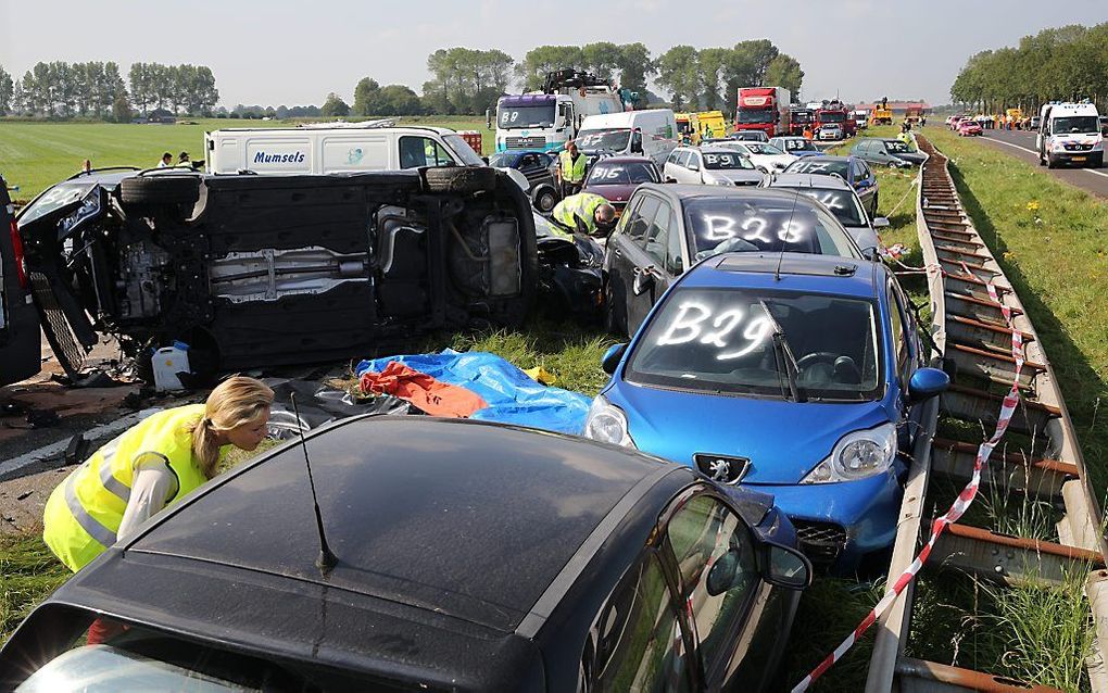 Ravage op de A58 na de kettingbotsingen. Beeld ANP