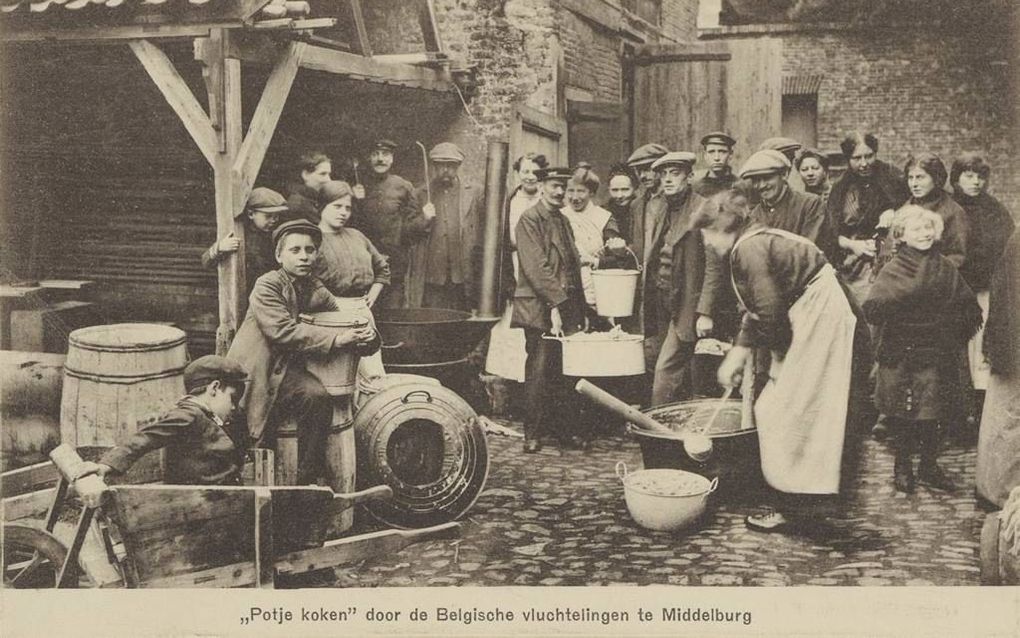 Belgische vluchtelingen ten tijde van de Eerste Wereldoorlog bezig met het bereiden van de maaltijd tijdens hun verblijf te Middelburg. Foto Zeeuws Archief