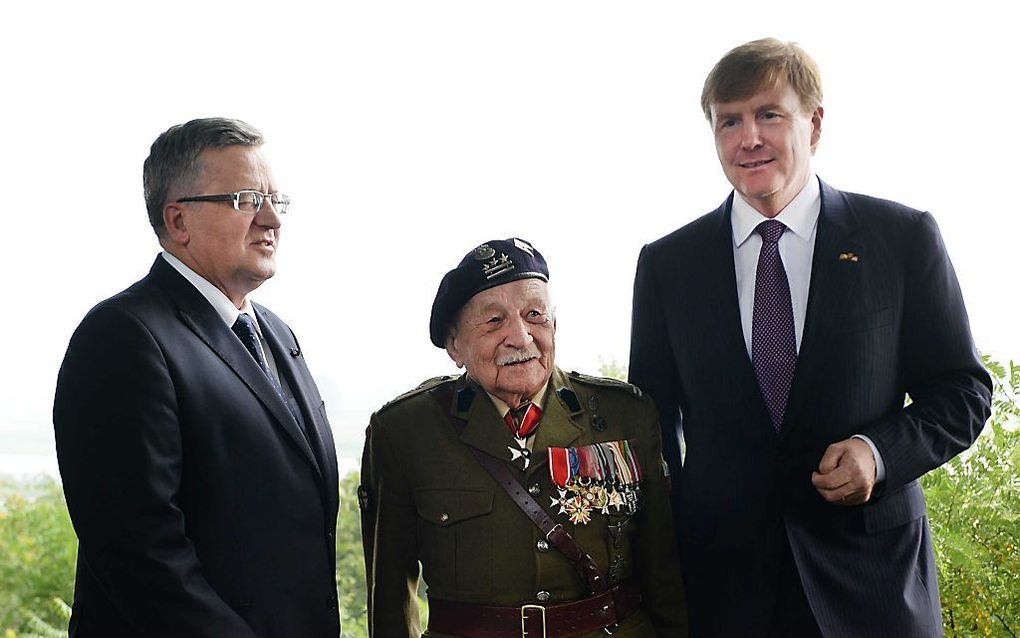 Koning Willem-Alexander, de Poolse president Bronislaw Komorowski en een veteraan tijdens de herdenking van de Operatie Market Garden in Driel. beeld ANP