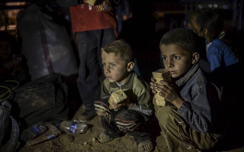 SURUC. Afgelopen nacht staken opnieuw duizenden Koerden de grens met Turkije over. De vluchtelingen zijn op de loop voor het geweld van de Islamitische Staat. beeld AFP