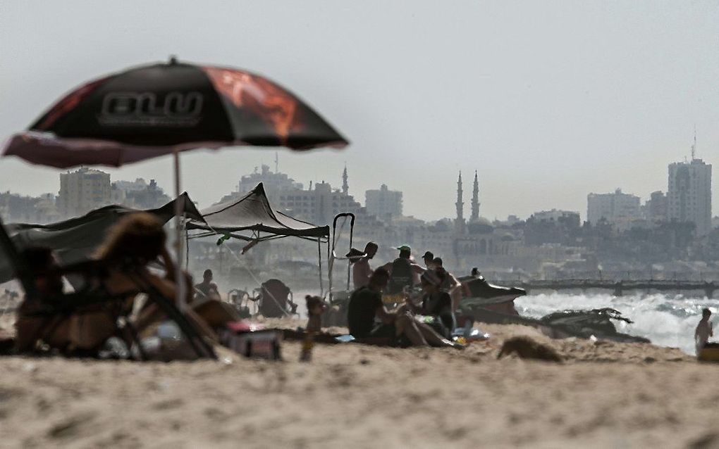 Badgasten in de zuidelijke Israëlische stad Zikim. beeld AFP