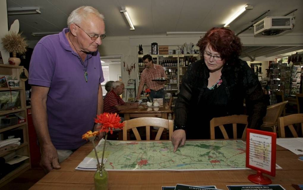 IJHORST. Greetje Kroonenburg (r.) wijst een toerist de weg. Op de achtergrond serveert haar echtgenoot koffie aan bezoekers. beeld Eelco Kuiken