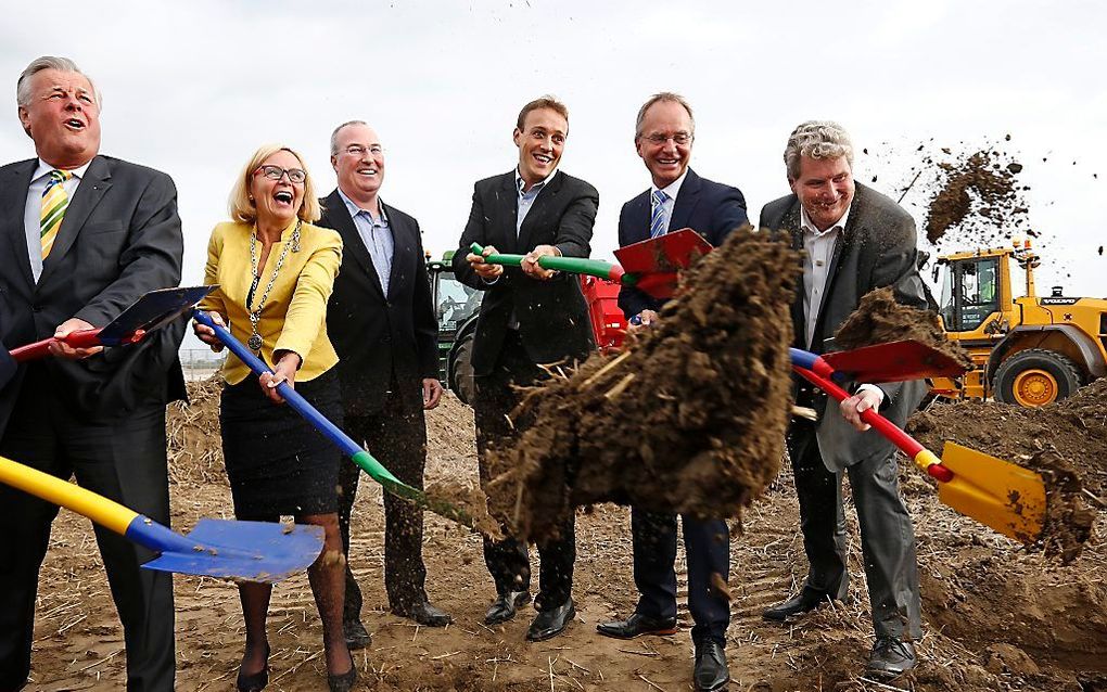 Francois Sterin (3e v. r.), directielid Global Infrastructure van Google en minister Henk Kamp (2e v. r.) van Economische Zaken zetten de eerste schop in de grond van de Eemshaven. beeld ANP