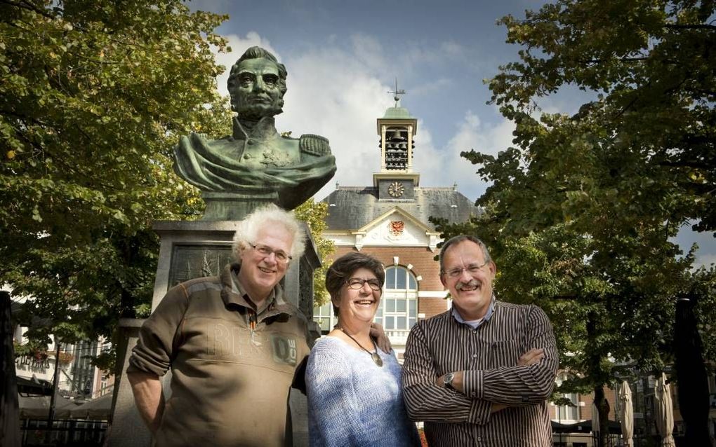 Van links naar rechts: Eric en Mirjam Jansen en Marco Wilbrink, initiatiefnemers van The Sunday Assembly in Apeldoorn, op het Raadhuisplein in hartje stad. Beeld RD, Henk Visscher