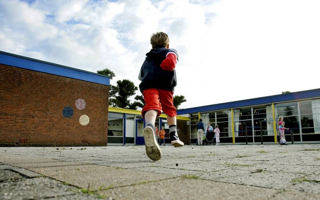 ERMELO. Er is nog weinig mis met geüploade foto’s op de site checkjeschoolgebouw.nl. Op deze school uit Ermelo speelt dit kind naar hartelust. beeld ANP