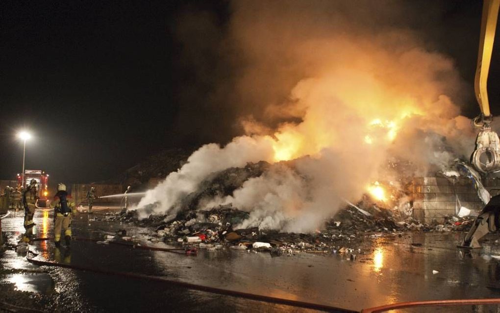 Grote brand bij afvalverwerker Vink Barneveld. Foto Peter van Veen Fotografie