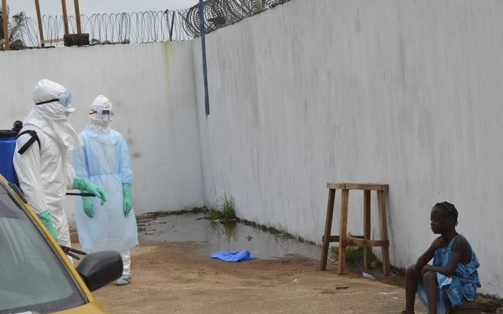 Een meisje huilt buiten een kliniek voor ebolaslachtoffers in de Liberiaanse hoofdstad Monrovia om het overlijden van haar vader en moeder. In Monrovia neemt het aantal slachtoffers in razend snel tempo toe. beeld AFP