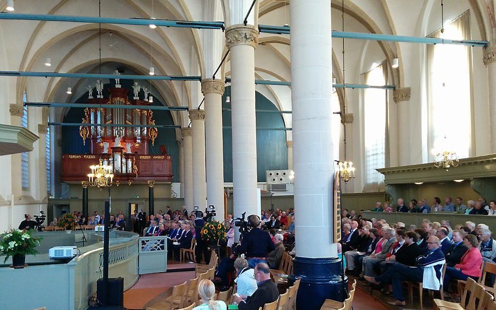 KAMPEN. Zo’n vijfhonderd mensen bezochten zaterdag in Kampen de jaarlijkse schooldag van de Theologische Universiteit Kampen. De opening en sluiting hadden plaats in de Broederkerk. beeld RD