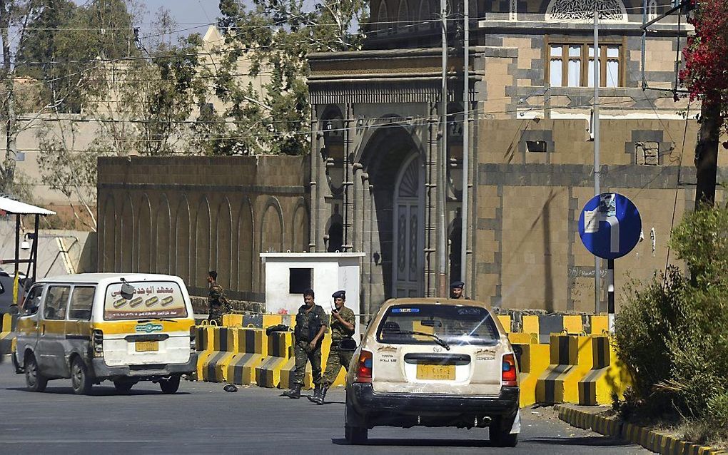 Militairen bij de Amerikaanse ambassade in Sanaa. Beeld AFP