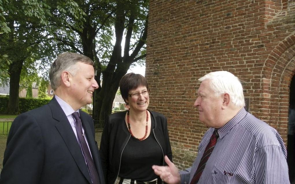 Dr. Wassenaar in gesprek met ds. Ten Broeke en dr. Van der Graaf. Beeld RD