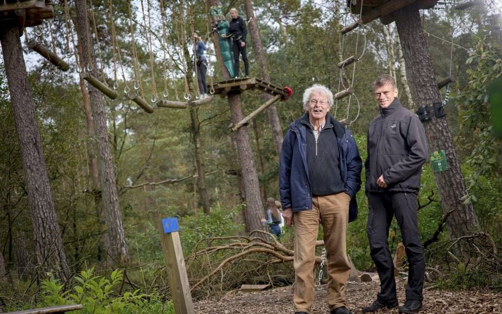 Voorzitter Frans Kanaar (l.) van ”Allemaal de boom in” en exploitant Frank Bookelmann van klimbos Simia hebben een klimparcours gerealiseerd voor mensen met een beperking. beeld Niek Stam