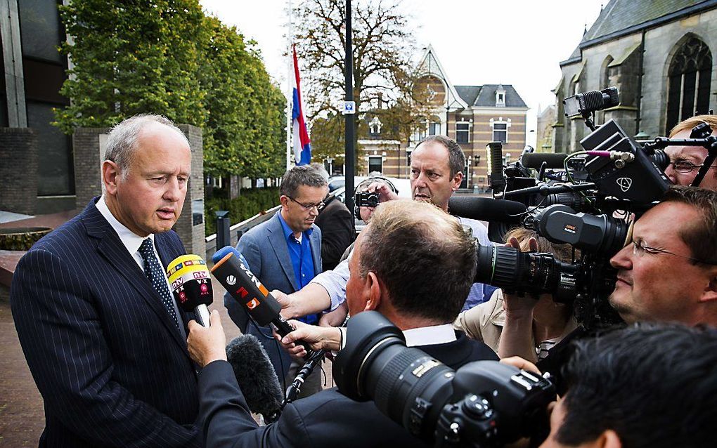 Een dag na het ongeluk met de monstertruck staat burgemeester Hans Gerritsen de media te woord voor het gemeentehuis. beeld ANP