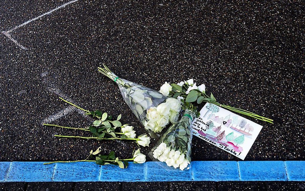 Bloemen ter nagedachtenis aan de slachtoffers van het ongeluk met een monstertruck in Haaksbergen. beeld ANP