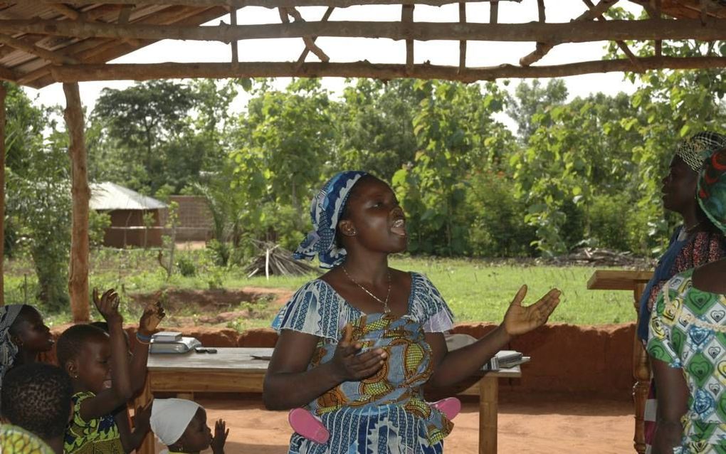 Kerkdienst in Benin. Beeld De Verre Naasten