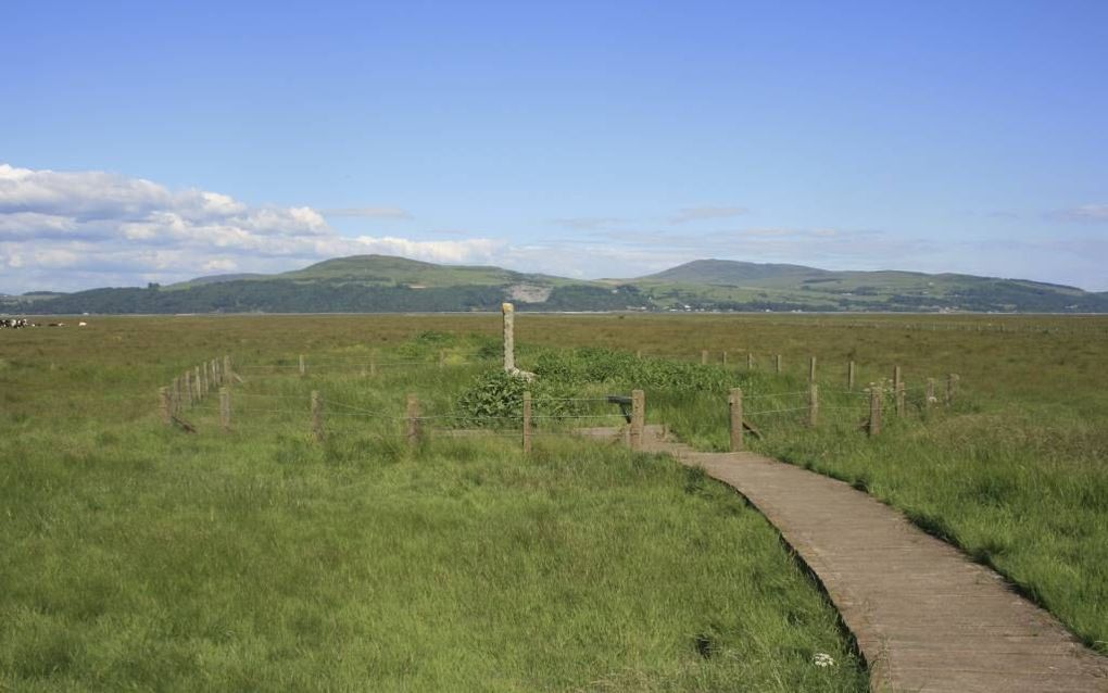 Bij het Schotse plaatsje Wigtown voert een houten vlonder naar de plaats waar beide Margarets werden verdronken.  beeld RD