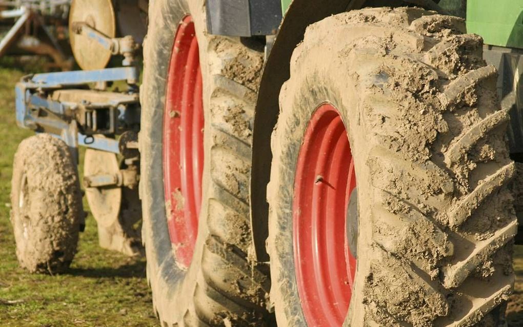 Het Regionaal Orgaan Verkeersveiligheid Zeeland roept akkerbouwers in een campagne die morgen van start gaat op om het slik van hun voertuigen zo veel mogelijk op te ruimen. beeld Istockphoto