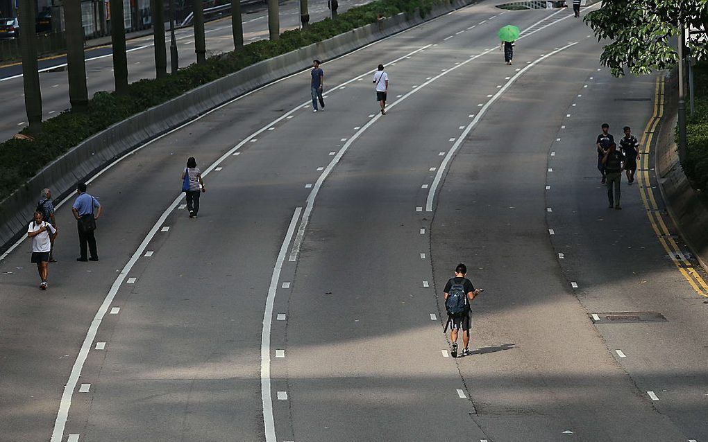 Lege straten in het normaalgesproken drukke Hongkong. Beeld AFP