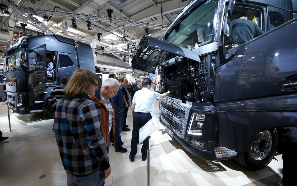 Bezoekers bekijken een nieuwe Volvo-truck. beeld IAA