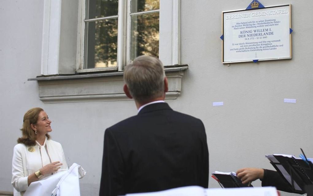 Wandelaars langs Unter den Linden kunnen sinds woensdag zien waar de Nederlandse koning Willem I een paleis had. Ambassadeur Van Daalen (l.) onthulde woensdag een officiële Berlijnse gedenkplaat, maar met een Hollands kroontje erop. Het initiatief hiervoo