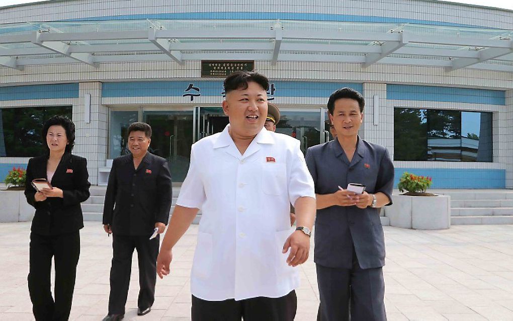 De Noord-Koreaanse leider Kim Jong-un op een foto van begin juli. Op de foto zou ook zijn jongere zus Kim Yo-jong te zien zijn. beeld EPA