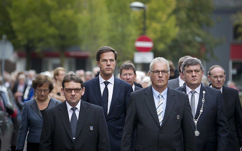 Premier Rutte loopt in een stille tocht naar het monument 'De Vrouw van Putten' tijdens de herdenking van de razzia van 70 jaar geleden. beeld ANP