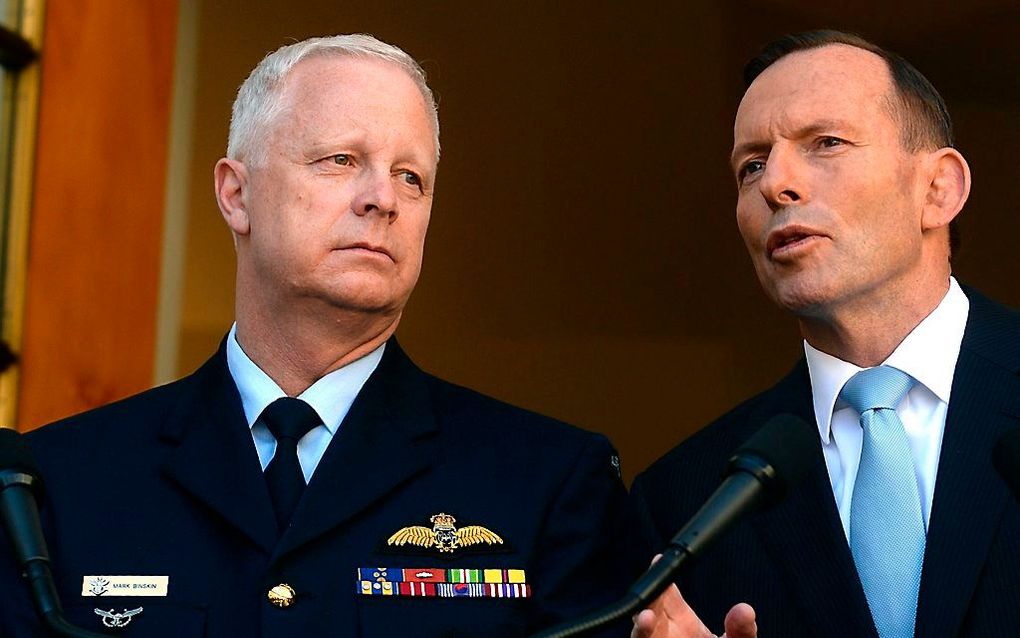 De Australische premier Tony Abbott en de Australische militaire opperbevelhebber Mark Binskin. beeld EPA