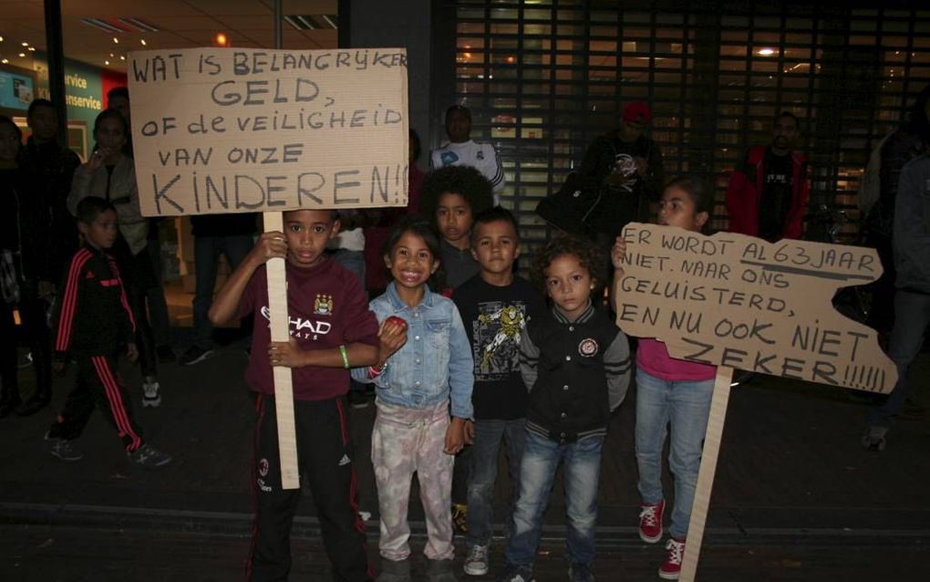 Molukse kinderen protesteren tegen weg door hun wijk. Foto André Bijl