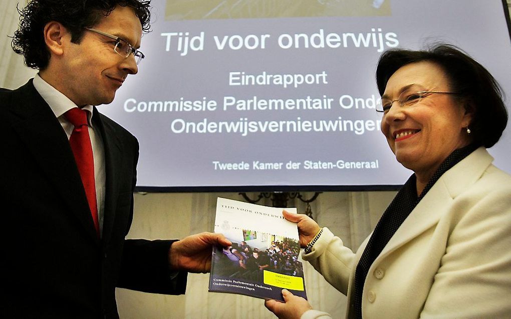 De overheid bemoeit zich nog steeds te veel met de inhoud van het onderwijs, ondanks waarschuwingen  van de commissie-Dijsselbloem in 2008. Foto: Dijsselbloem overhandigt zijn rapport over onderwijsvernieuwingen aan toenmalig Tweede Kamervoorzitter Verbee