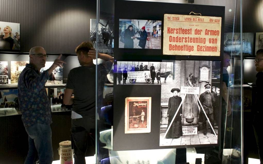 Conservator Joël Batenburg gaf gistermiddag aanwijzingen voor de inrichting van het museum van het Leger des Heils in Amsterdam. Zwarte stenen en donkere wanden verwijzen er naar de straat, de belangrijkste werkplek van het leger.  In het museum vertellen