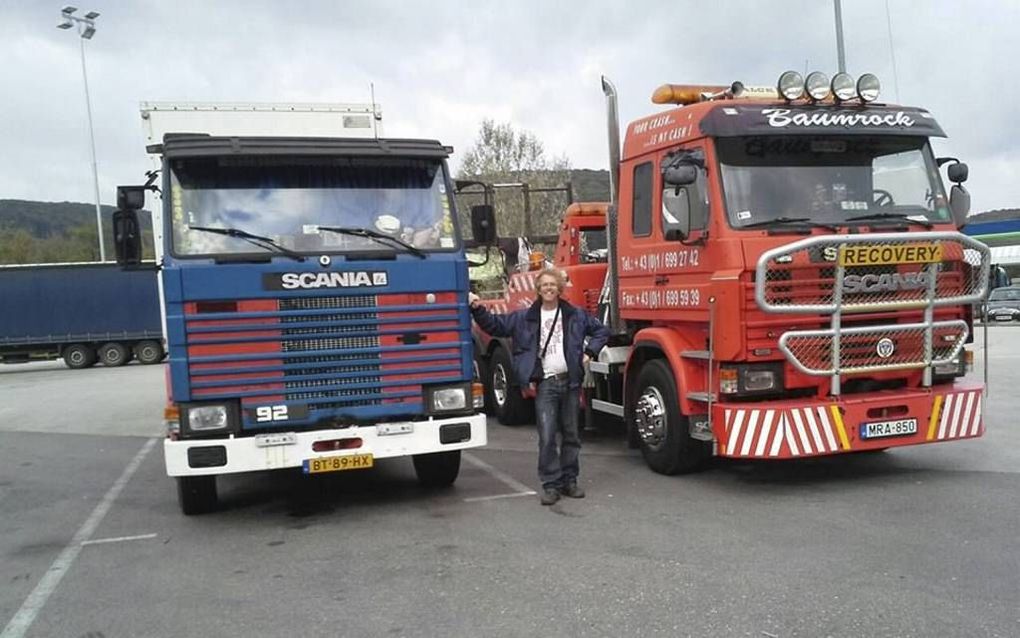 Scania van Piet Vermoten wordt weggesleept. beeld Vissers van Mensen