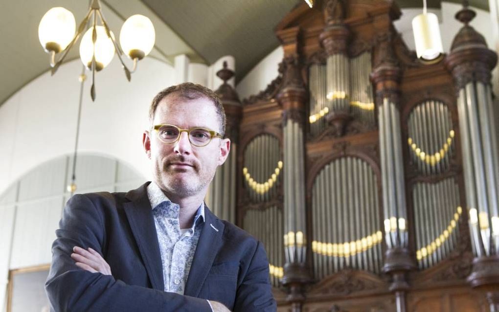 Janno den Engelsman geniet vrijwel dagelijks van ‘zijn’ Ibachorgel in de Sint-Gertrudiskerk in Bergen op Zoom. „Het is een groots en grondtonig instrument. Dat ook zacht, verfijnd en stralend klinkt, zonder scherp te worden.” Beeld RD, Anton Dommerholt