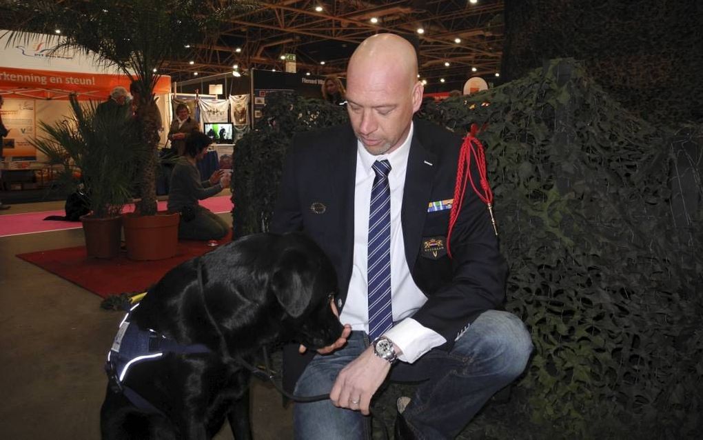 Sergeant-majoor Patrick Kaslander gaat gebukt onder PTSS. Sinds februari vorig jaar krijgt hij hulp van veteranenhond Vigo. beeld ANP