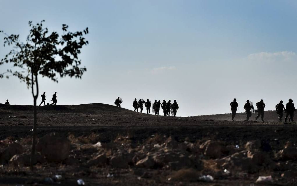 MURSITPINAR. Turkse militairen patrouilleerden dit weekeinde rond  Mursitpinar. Het dorp ligt dicht bij de Syrisch-Koerdische stad Kobane, die al wekenlang door IS wordt belegerd. Turkije heeft gedreigd troepen de grens over de sturen. beeld AFP