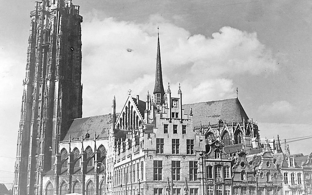 De St.-Romboutstoren in het Belgische Mechelen in 1948. beeld ANP