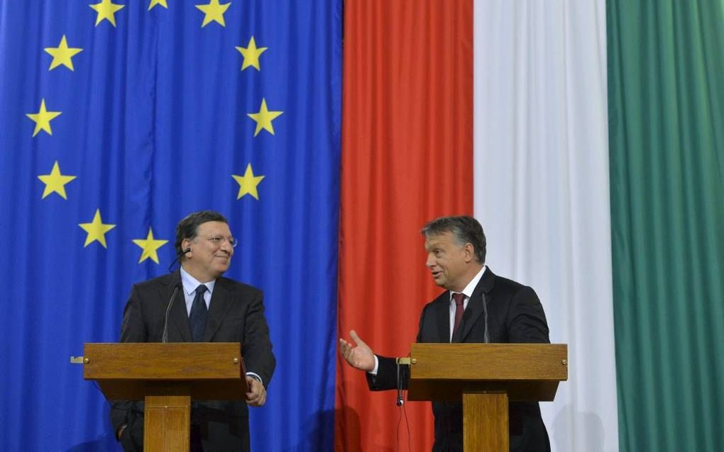 De voorzitter van de Europese Commissie, José Manuel Barroso (l.), en de Hongaarse premier Viktor Orbán (r.) gaven vorige maand een persconferentie in het parlementsgebouw te Boedapest. Beeld ANP