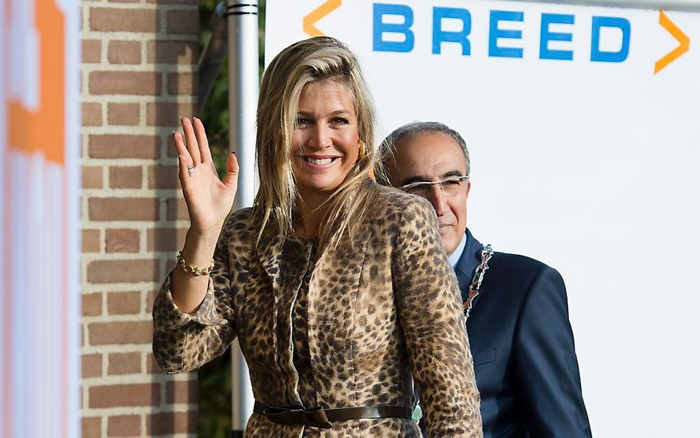 Koningin Maxima komt samen met loco-burgemeester Turgay Tankir aan voor een bezoek aan sociale werkvoorzieningsorganisatie Breed.  beeld ANP