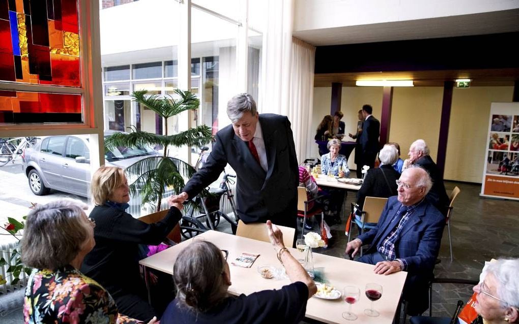 DEN HAAG. Minister Opstelten ging gisteren in Den Haag in gesprek met ouderen na afloop van de honderdste voorlichtingsbijeenkomst ”Veilig thuis” van Unie KBO. Meer dan de helft van de senioren blijkt bang voor een overval. De bewindsman probeerde hen ger