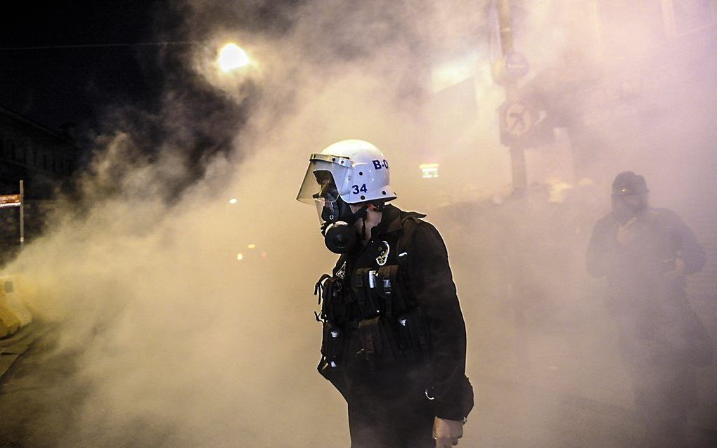 Een politieman tijdens protesten in Istanbul, Turkije. Beeld AFP