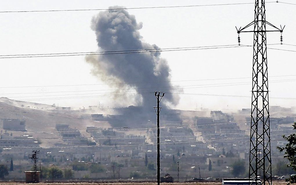 De vlag van IS wappert in het oosten van Kobani. beeld EPA