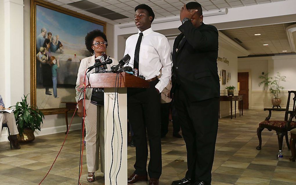 Karsiah Duncan (m.), zoon van Thomas Eric Duncan, op 7 oktober tijdens een persconferentie. beeld AFP