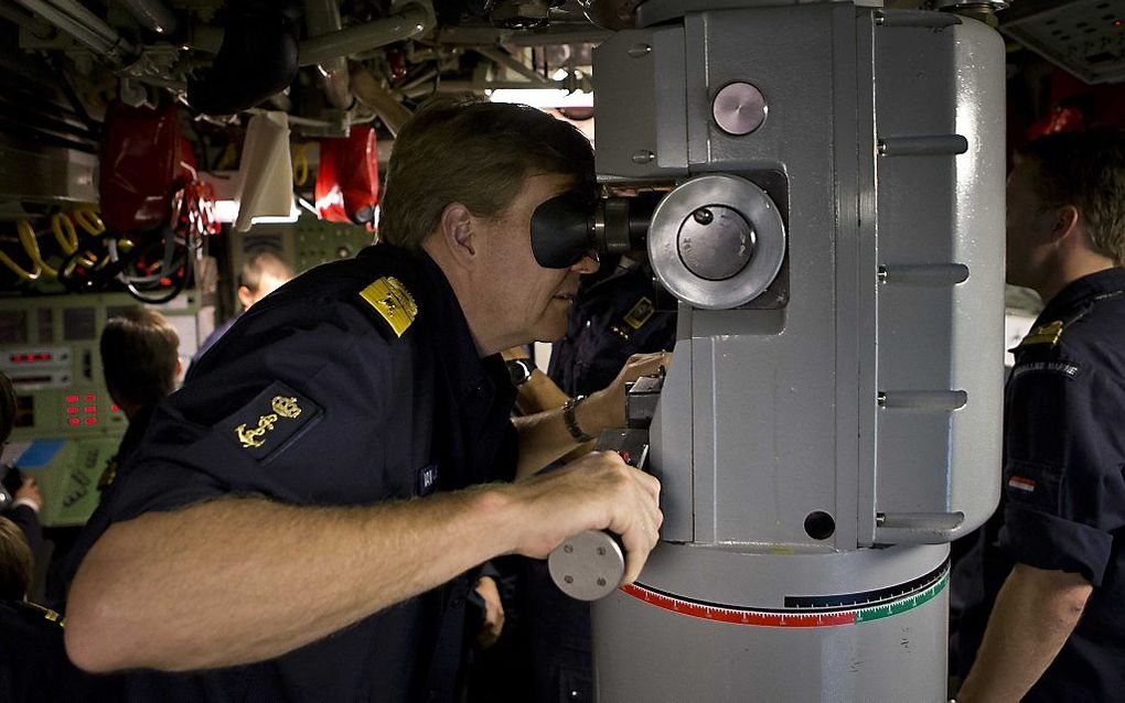 Koning Willem-Alexander kijkt aan boord van de onderzeeboot Zr. Ms. Bruinvis door een periscoop. De koning heeft een bezoek gebracht aan de vijf Nederlandse marineschepen die deelnemen aan de oefening Northern Archer die plaatsvindt in de Oostzee. beeld A