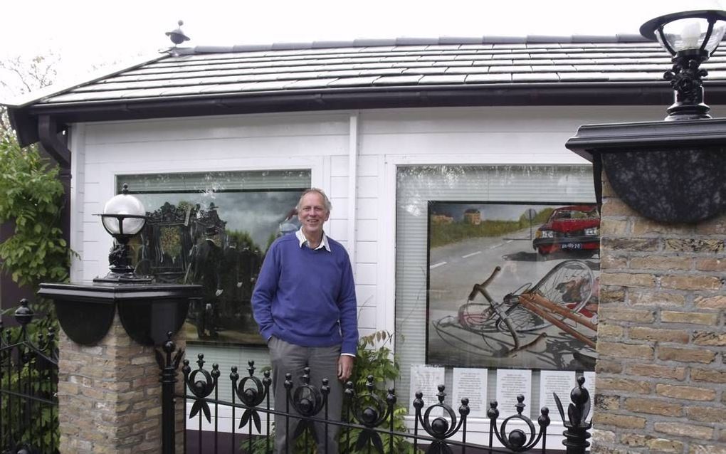 Toen zijn derde huisdier voor zijn ogen werd doodgereden, zag hobbyschilder Piet Snel (68) uit Stolwijk voor zichzelf een rol weggelegd. Om voorbijgangers op de risico's van hardrijden te wijzen, hing hij twee confronterende schilderijen langs de weg op. 