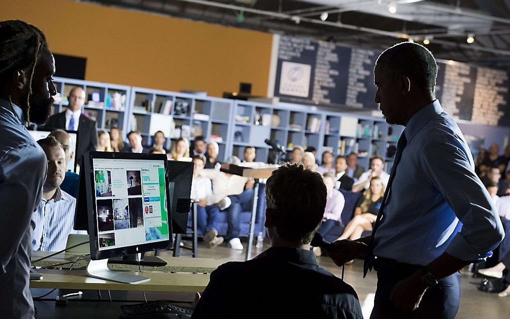 Obama op bezoek bij jonge ondernemers in Santa Monica. Beeld AFP