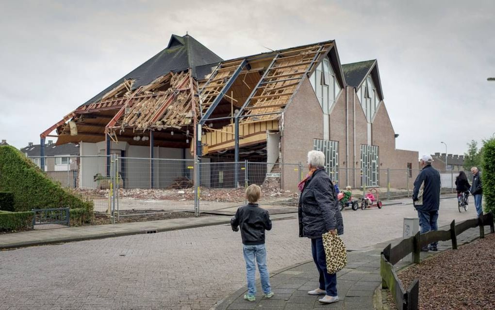 De firma Beelen Sloopwerken is op dit moment bezig met de sloop van het kerkgebouw van de gereformeerde gemeente te Opheusden. beeld Niek Stam