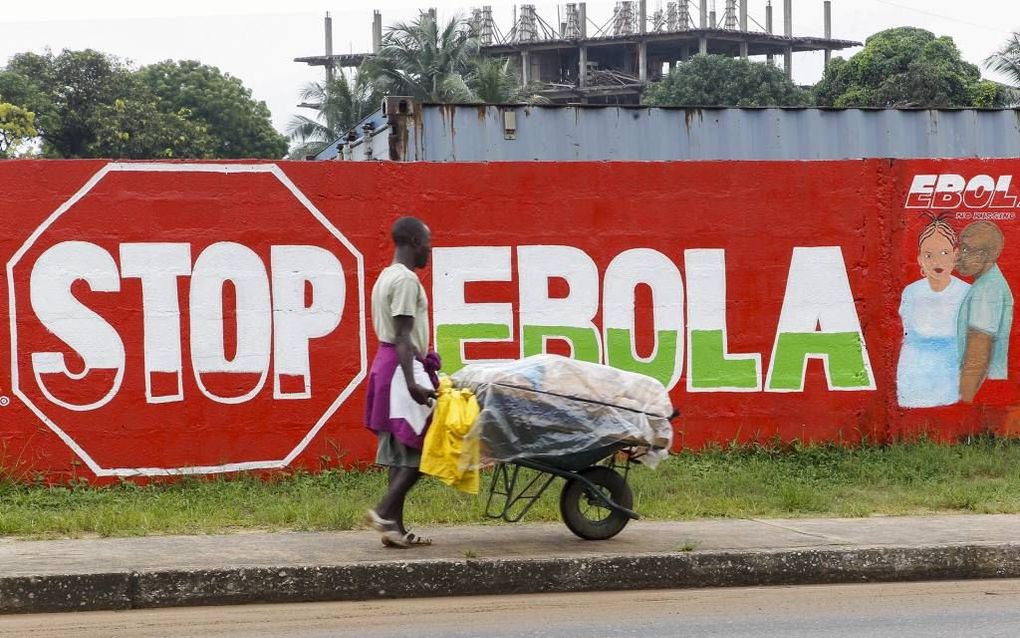 MONROVIA. De Liberiaanse regering probeert de bewustwording over de gevaren van ebola onder de bevolking te vergroten. Het virus lijkt inmiddels echter onbeheersbaar te worden. De gevolgen voor het land zijn groot. beeld EPA