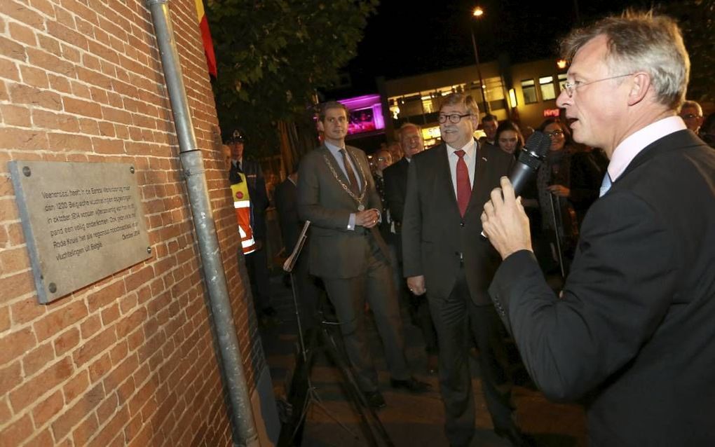 De Belgische ambassadeur Hoornaert (r) en commissaris van de Koningin Van Beek van Utrecht (m) hebben vrijdagavond op de Markt in Veenendaal een plaquette onthuld ter herinnering aan de Eerste Wereldoorlog, toen in Veenendaal 1200 Belgische vluchtelingen 