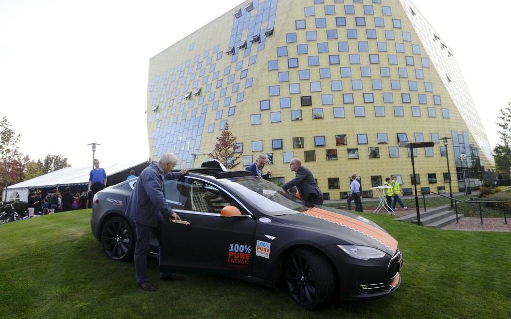 HARDENBERG. De gemeente Hardenberg herbergt het meest energiezuinige gemeentehuis van Nederland. Op de voorgrond een Tesla.  beeld Frank Uijlenbroek