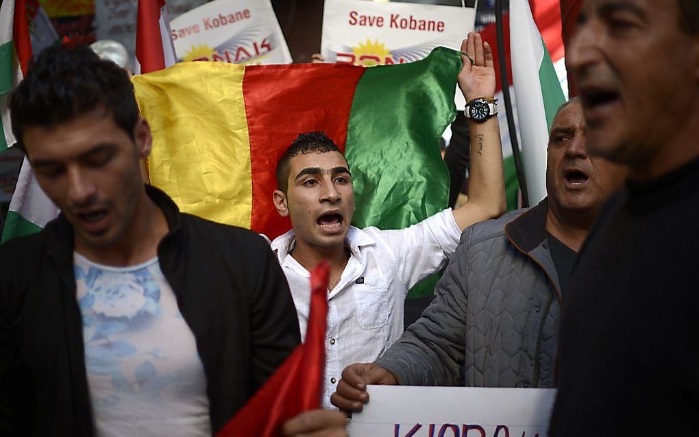 Koerden in Bulgarije betuigen hun steun aan de stad Kobani tijdens een demonstratie. beeld AFP